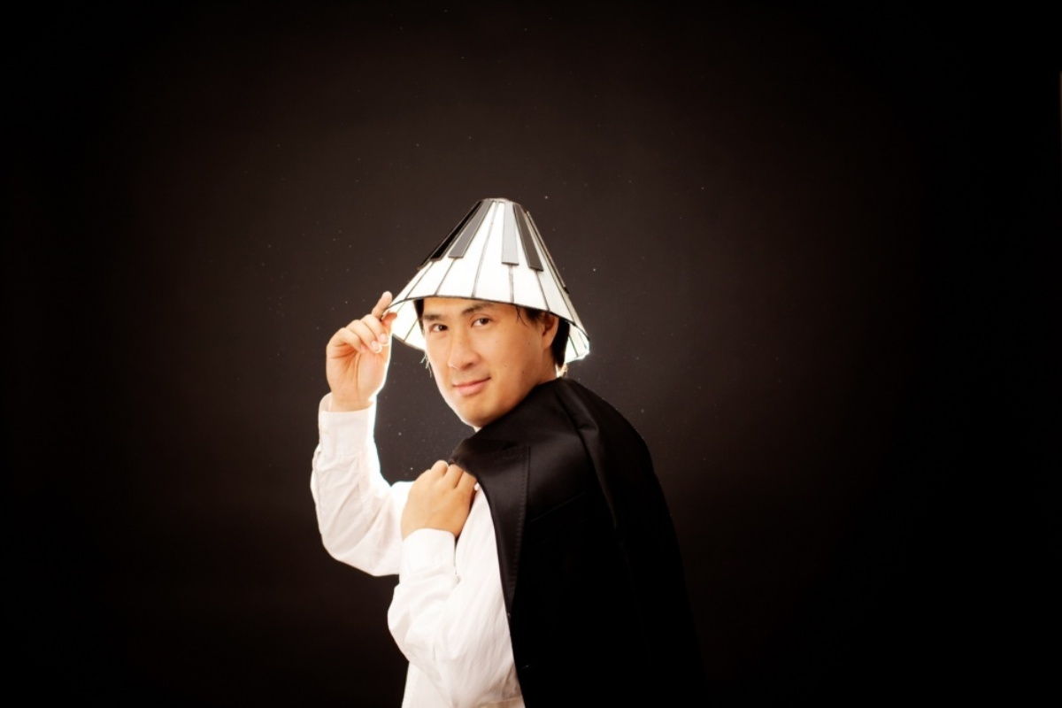 4 Hyung ki Joo Official Photo with Piano Hat for Download Credit Julia Wesely copy 2022 10 26 162835 jexs