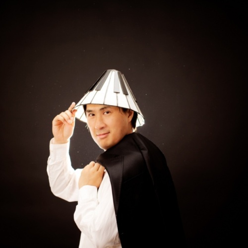 4 Hyung ki Joo Official Photo with Piano Hat for Download Credit Julia Wesely copy 2022 10 26 162835 jexs